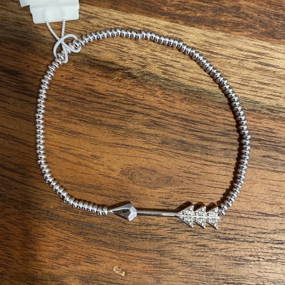 Stretch bracelet with arrow